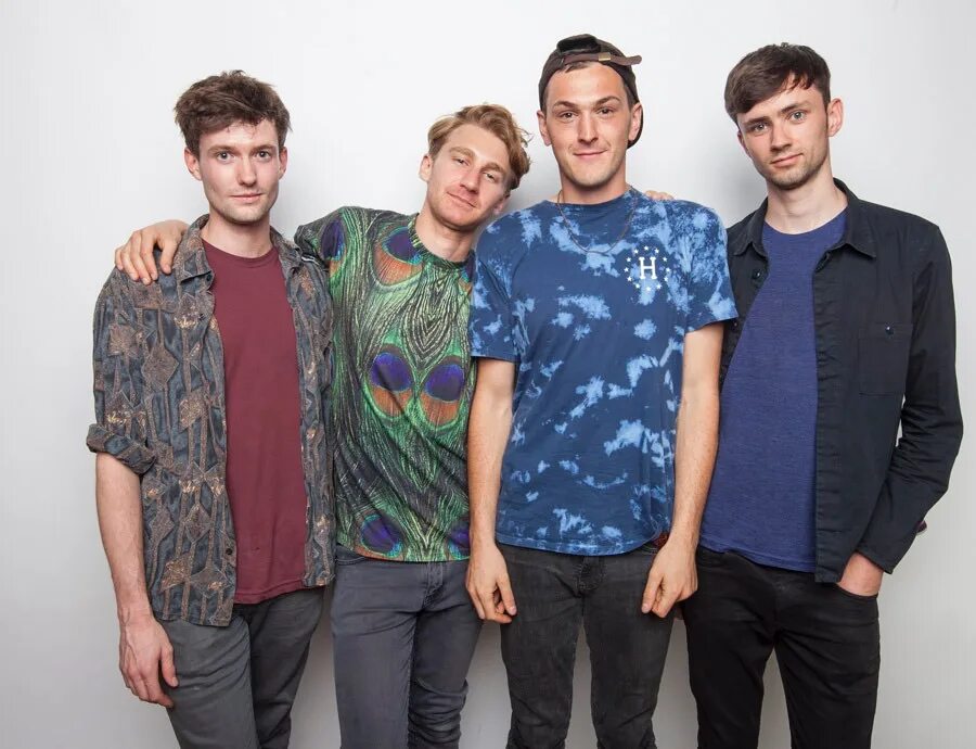 Take a slice animals. Дэйв бейли glass animals. джо сиворд glass animals. гласс энималс солист. глаз энималс группа.
