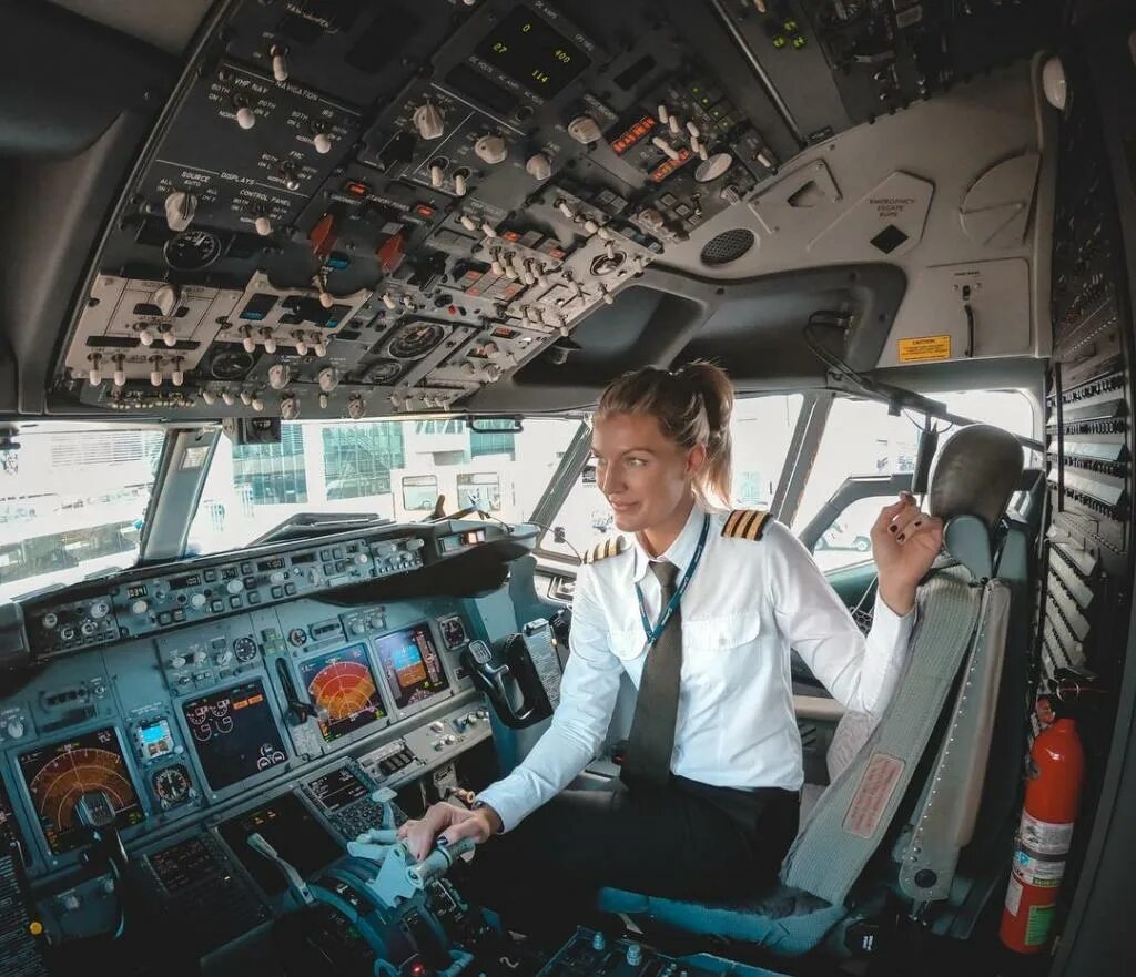 Владимир фомичев пилот гражданской авиации. Хочу стать пилотом. Авиатренажер 737. Хочу стать пилотом. Пилот гражданской авиации.