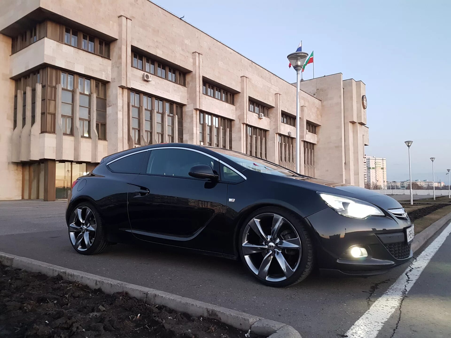 Opel Astra j GTC 21 диски. Astra j GTC r21. Opel Astra GTC черная на дисках. Opel Astra GTC r21.