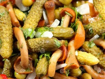 Маринованные корнишоны салат