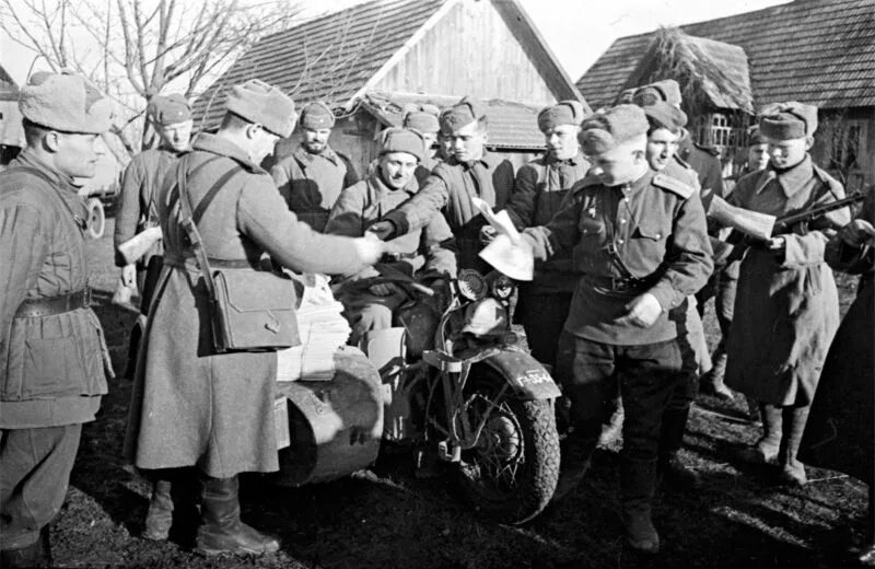 Фото 1941. Harley-Davidson wla 42 в РККА. Харлей Дэвидсон ленд Лиз. Советские войска 1943. Солдаты РККА С патефоном.