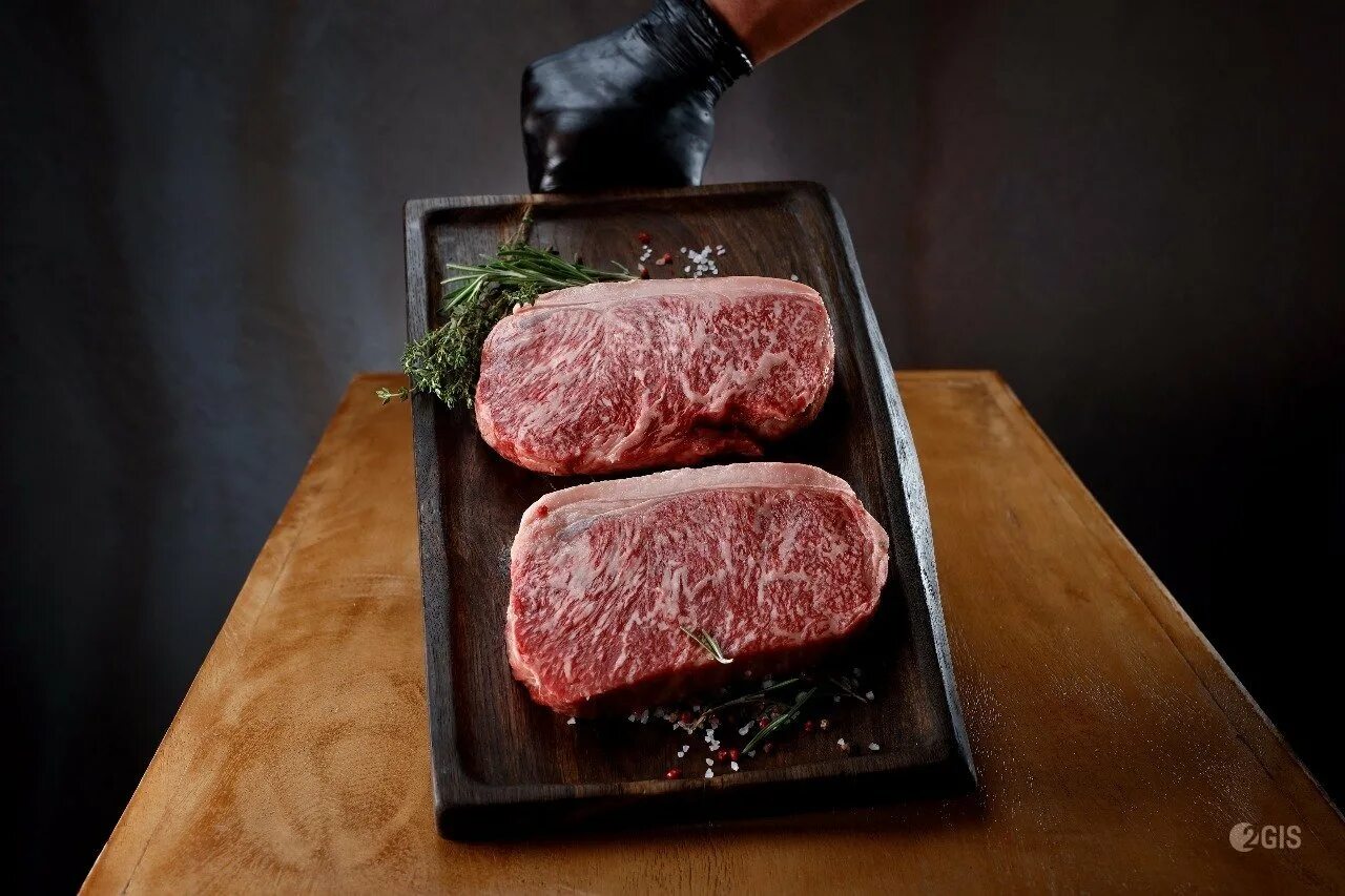 стейк нью йорк. вагю мясо. мраморная говядина стриплойн. I known as the beef bastard. шейка говяжья.