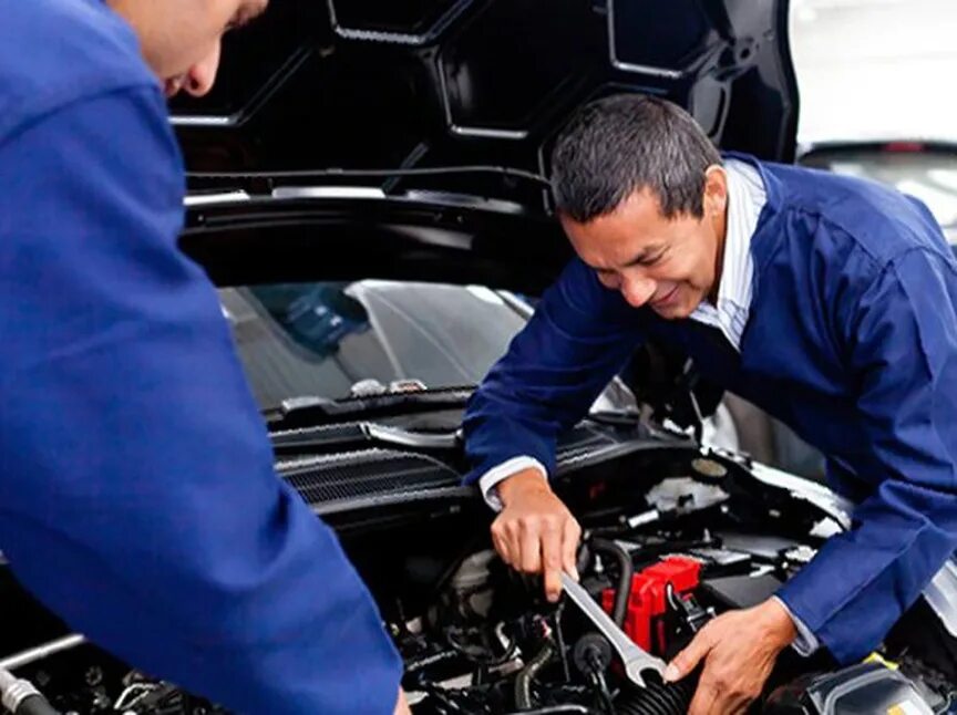 Второе техническое обслуживание. Слесарь по ремонту автомобилей. Два механика. Сервис. Автомастерская.