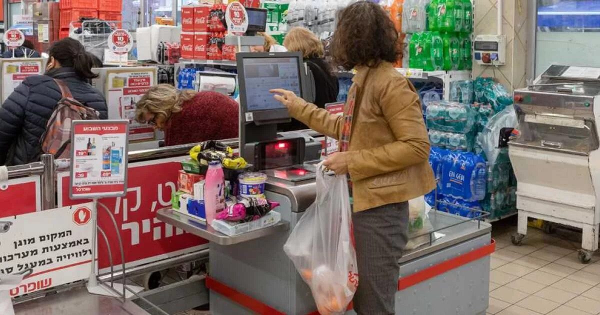 Желтый ценник магазин. Ценник пятерочка. Продуктовый рынок россии. Значок выгодно. Ценники для продуктового магазина.