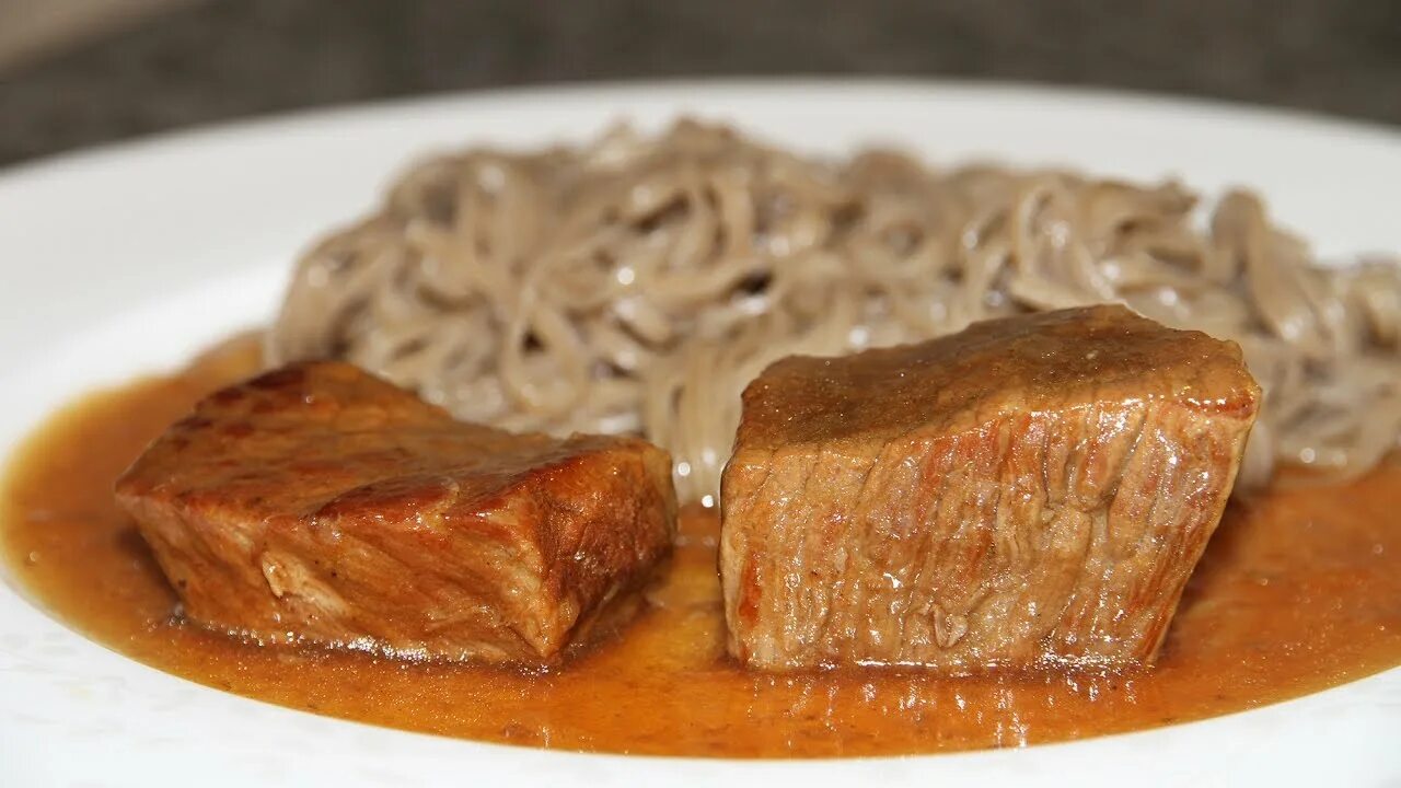 Говядина с луком и сливочным маслом тушеная. Мясо тушеное по кремлевски. Приготовить говядину мягкую и сочную на сковороде. Как приготовить говядину мягкой. Говядина томленая с луком и сливочным маслом.