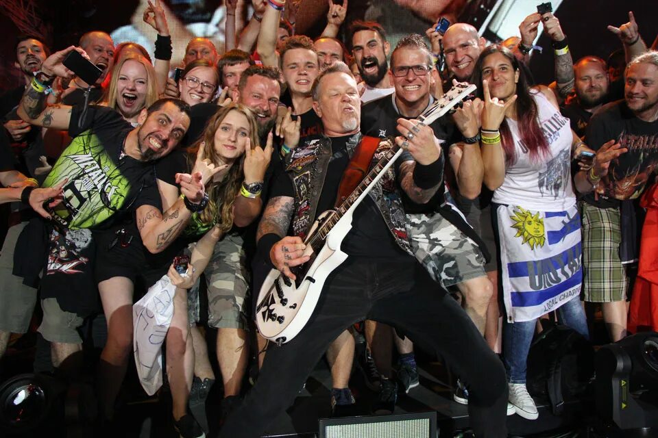 Рок версия металлика. Metallica James Hetfield. Металлика Хэтфилд на сцене. Metallica Мастейн. Металлика в молодости на сцене.