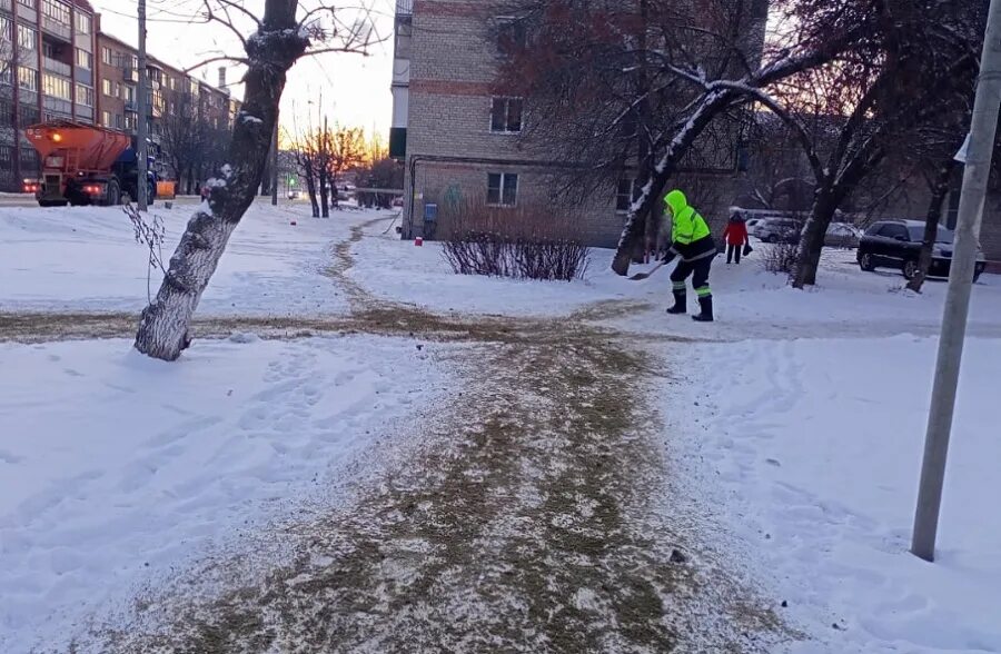 Дорожка поверх сугроба. Высыпали на улицу. Высыпали на улицу. Высыпали на улицу. Высыпали на улицу.