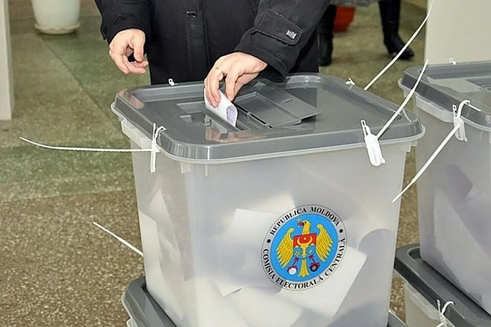 Урна для голосования. Избирательный ящик. Урна для голосования Молдова. Выборы в Молдове. Выборы смена участка