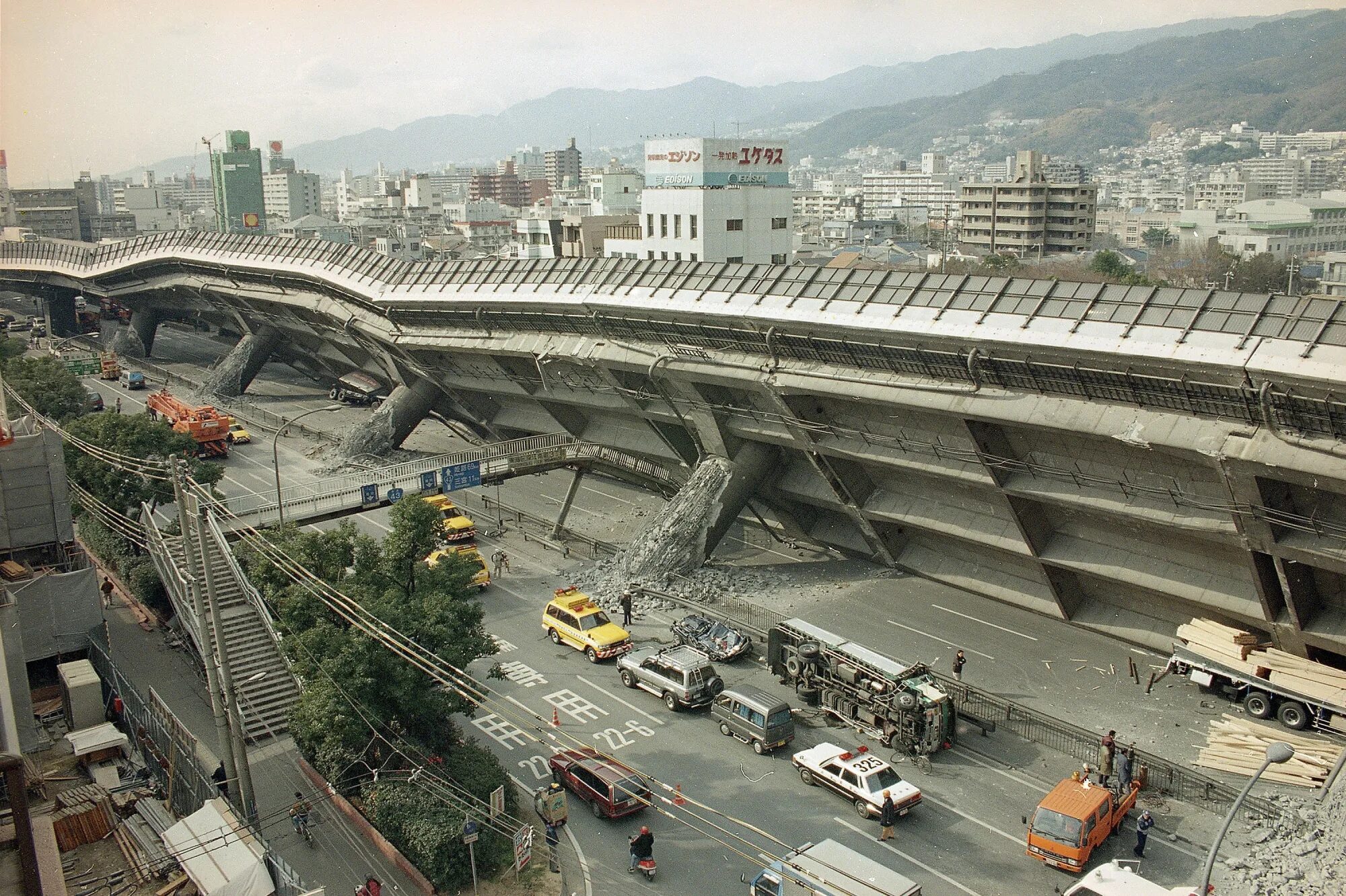 Место самых сильных подземных толчков. Землетрясение в Кобе 1995. Великое землетрясение Хансин 1995. Землетрясение в Японии в 1995 года Кобе. 17 Января 1995 года землетрясение в Кобе.