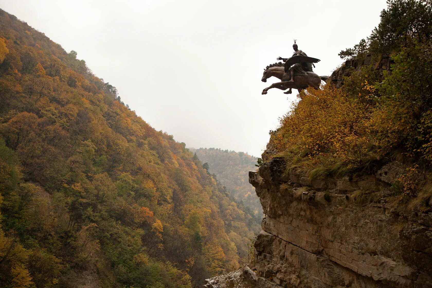 Северная Осетия горы осень. Гора цей Северная Осетия. Северная Осетия горы Кацели. Горы Северной Осетии осенью.