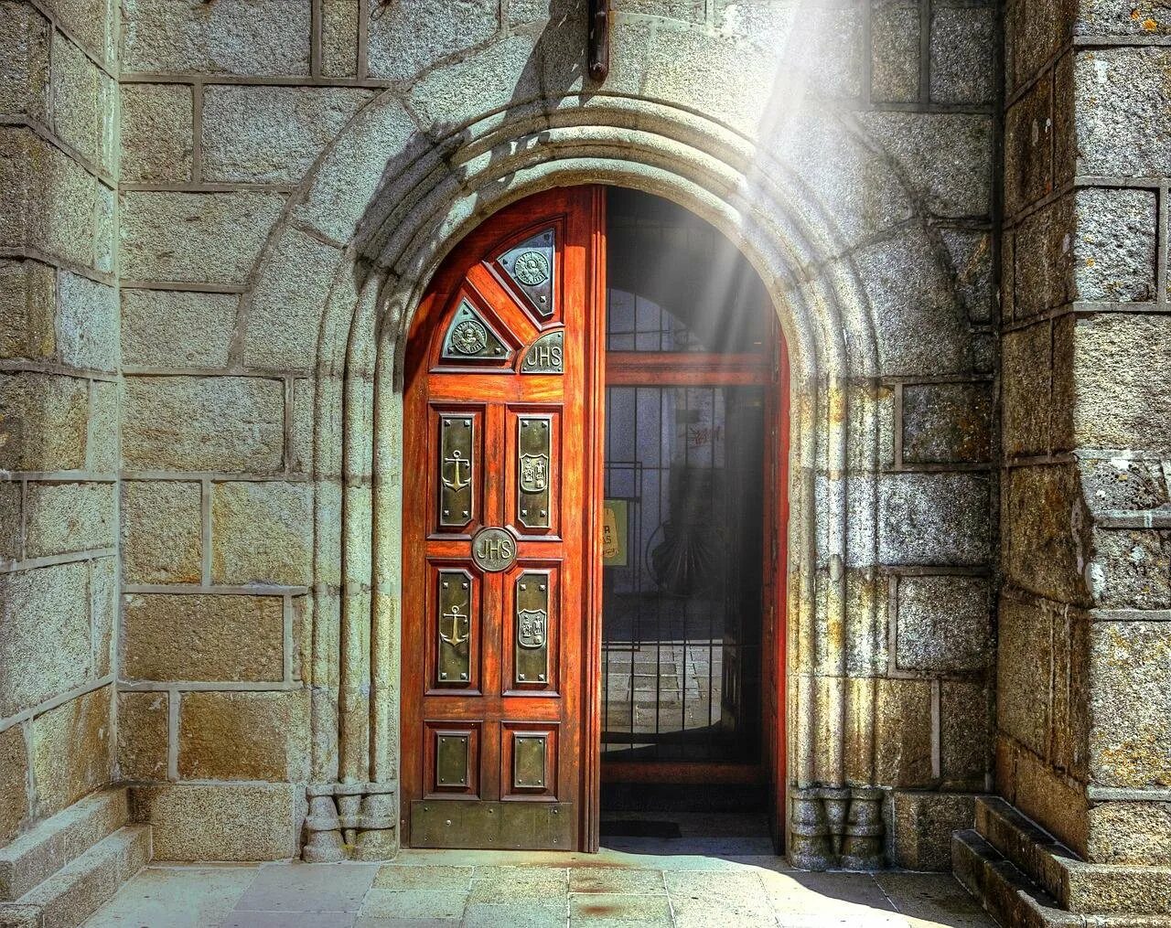 Красивые двери. Старинная дверь. Открытая дверь. Старинные ворота. Открытые красивые двери