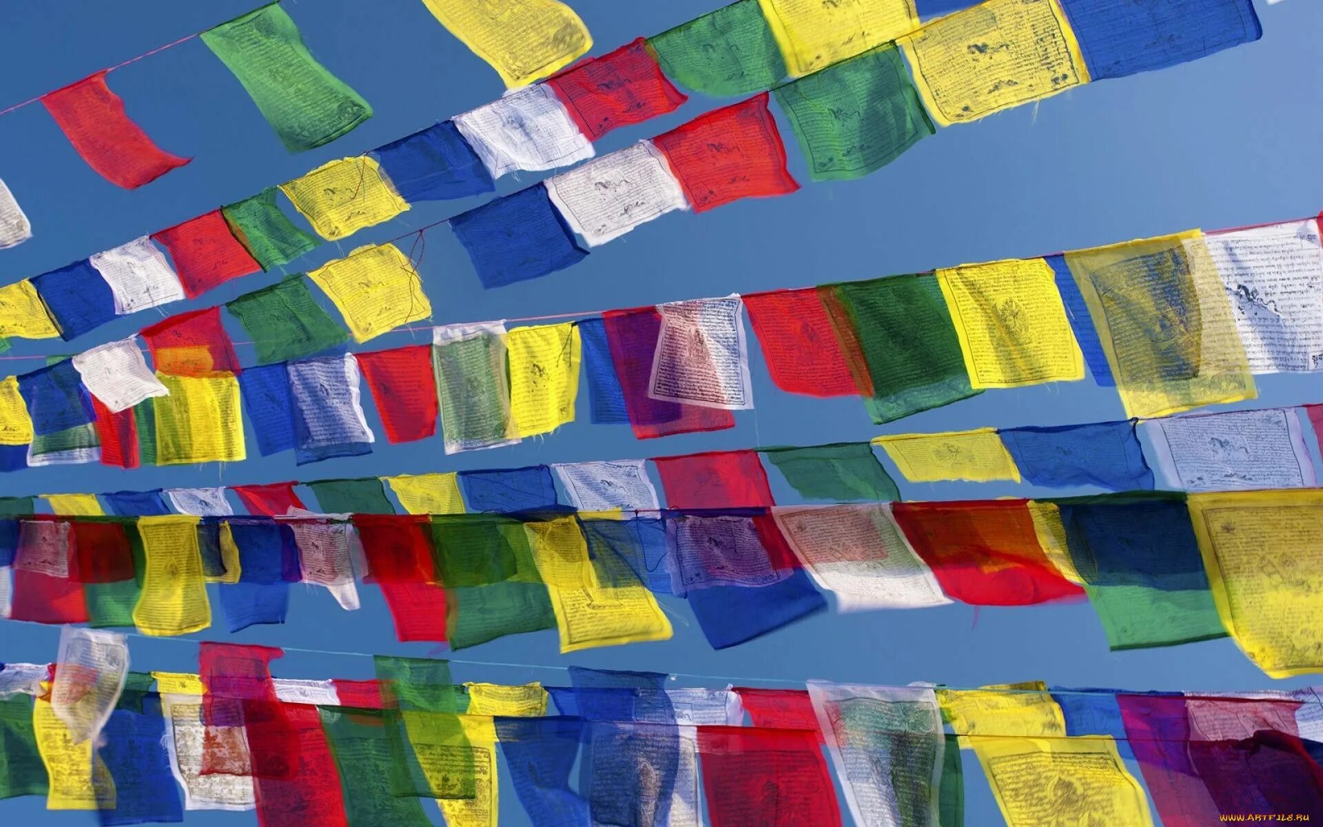 Разные знамена. Лунгта Молитвенные флаги. Тибетские флажки Лунгта. Молитвенные флажки Тибет. Непал Молитвенные флаги.