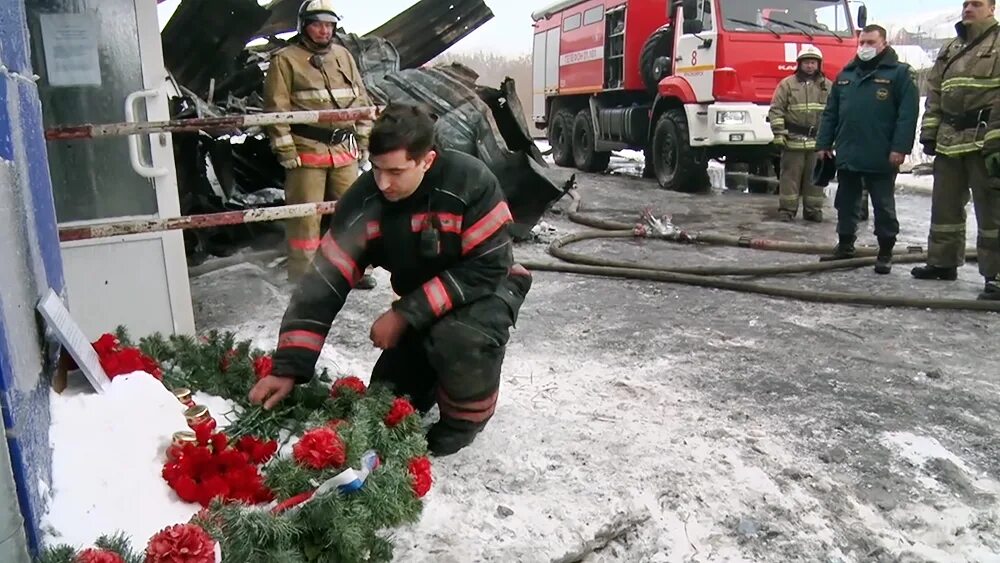 В москве объявлен день траура. Пожар на складе Красноярск.