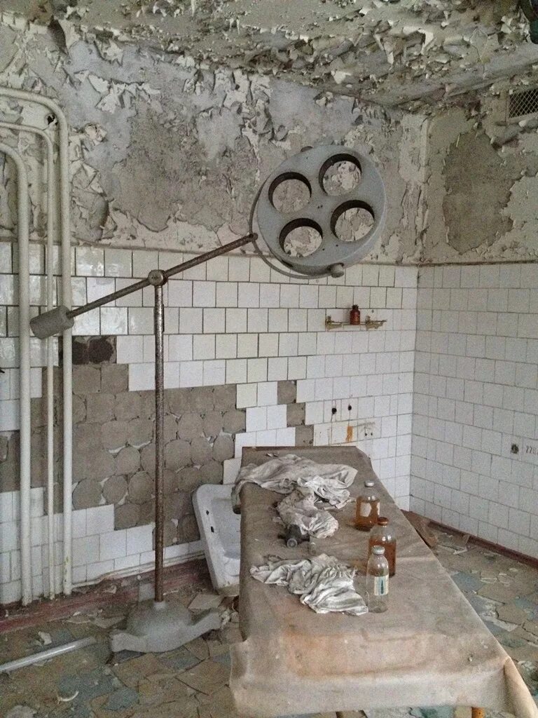 Подвал припяти. Подвал больницы в припяти подшлемник 80000 рентген. подвал чернобыльской больницы. одежда пожарных в подвале больницы припять. подвал больницы в припяти.