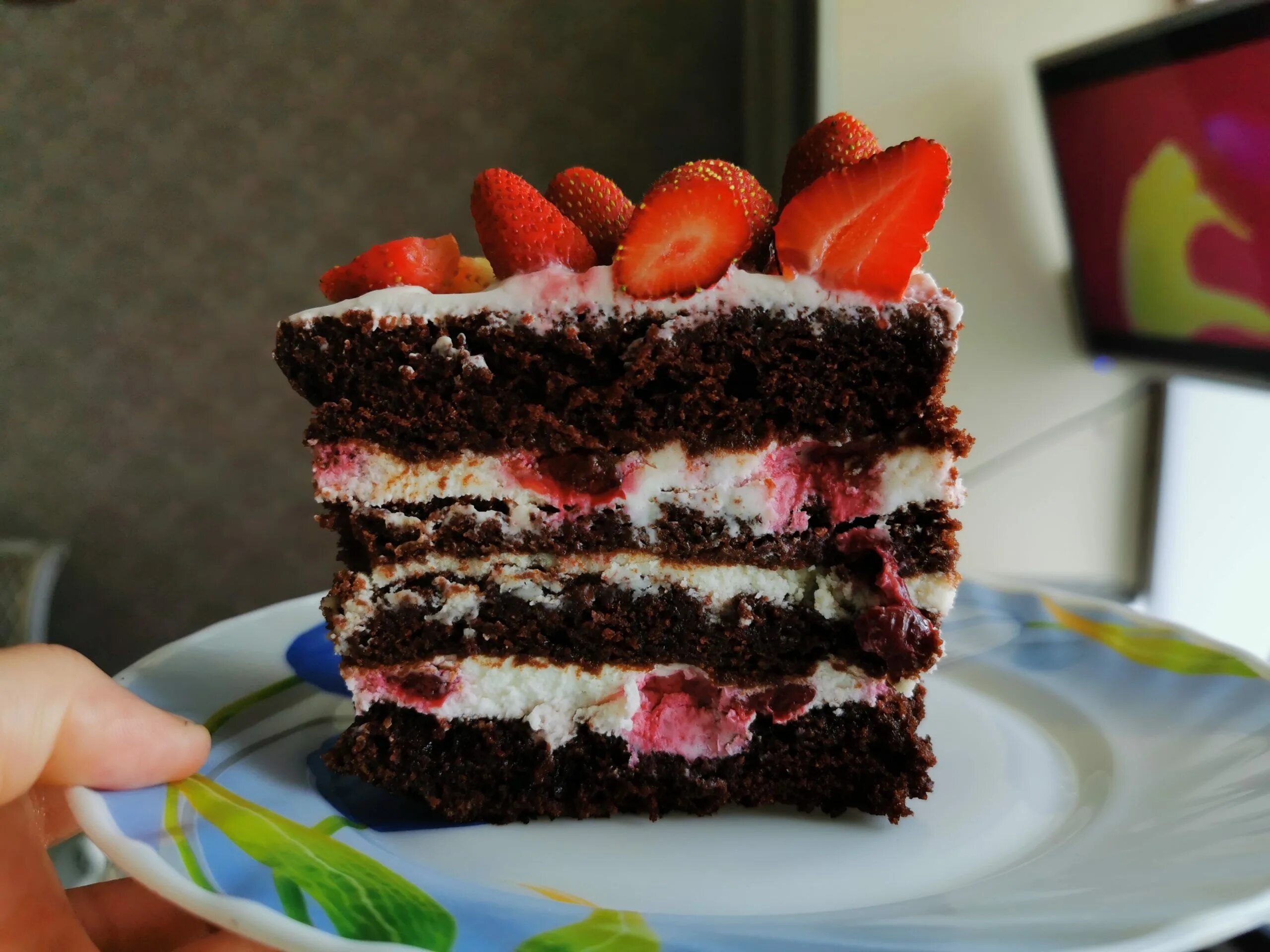 С чем сочетается шоколадный бисквит с начинками список. Начинки для торта. Шоколадный бисквитный торт. Шоколадный торт с малиновым конфи и крем чизом. Что сочетается с шоколадным бисквитом.