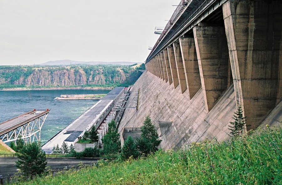 Братская ГЭС Иркутская область. Братская ГЭС водохранилище. Река Ангара Братская ГЭС. Братск Ангара водохранилище.