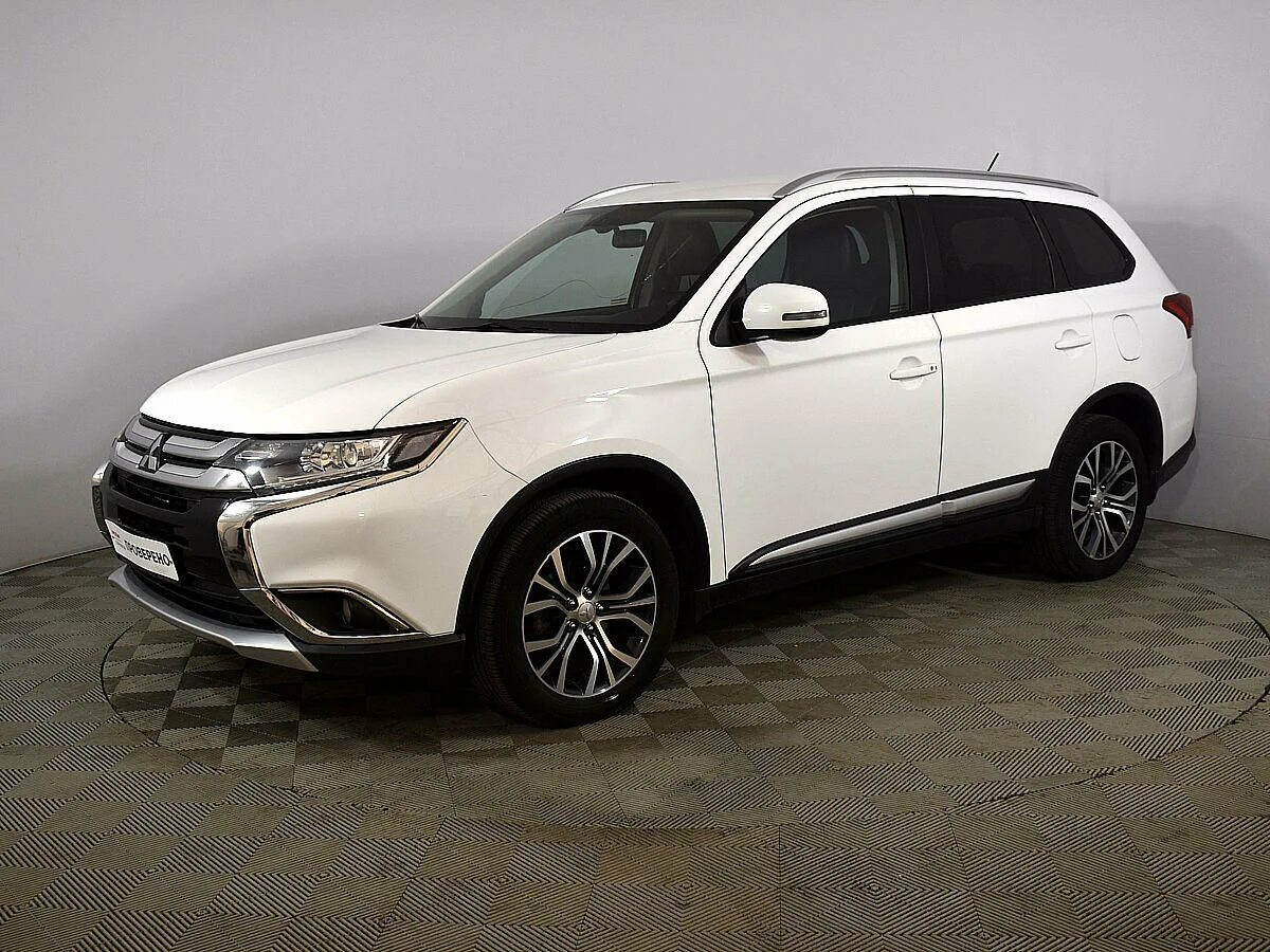 Mitsubishi Outlander III Рестайлинг 2, 2015. Митициби Аутлендер белый 2016. Mitsubishi Outlander белый 2015. Митсубиси Аутлендер 2015 года. Мицубиси аутлендер 2015 год