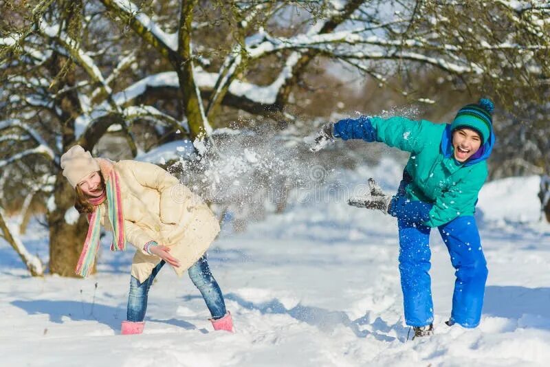 Прятки догонялки заморозки. Дети играют в снежки в парке. Snow игра в снежки. Догонялки зимой. Дети догонялки зима.