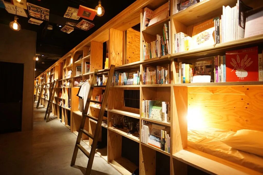 Книга хостел. Хостел book and bed, токио. японская библиотека. библиотека в японии. библиотека в японском стиле.