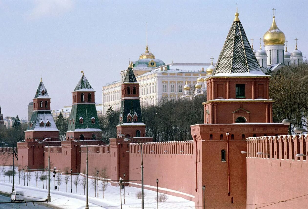 Московский проявить. Стены и башни Московского Кремля. Краснокирпичные стены Московского Кремля. Первая Безымянная башня Московского Кремля. Московский Кремль Крепостная стена Москва.