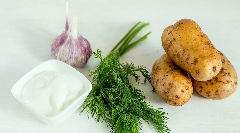 Лук чеснок и картофель. Чесночная картошка. Картофель с чесноком. Сметанный соус к картошке. Рубленый картофель в чесноке.