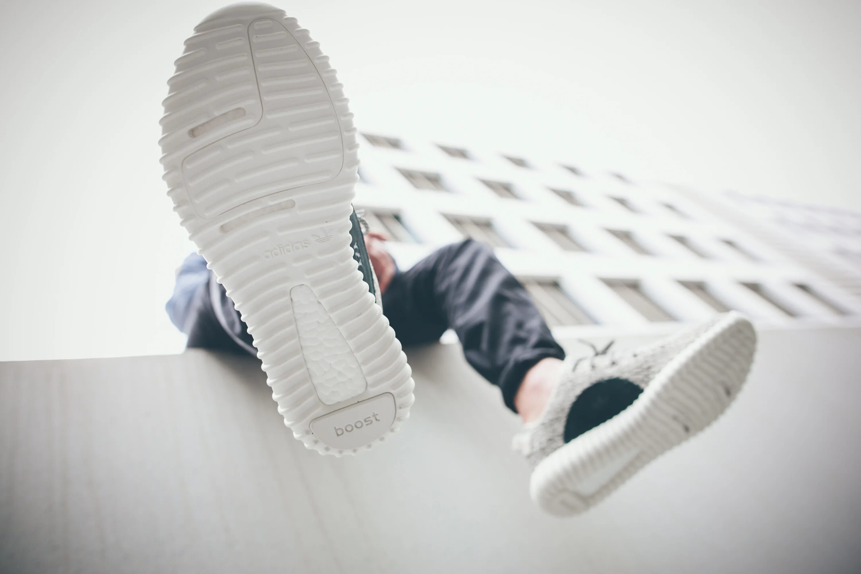 Какой материал подошвы кроссовок. Adidas Yeezy Boost 350 подошва. Adidas Yeezy Boost 350 «Turtle dove». Adidas Yeezy Boost подошва. Адидас пенопластовая подошва.