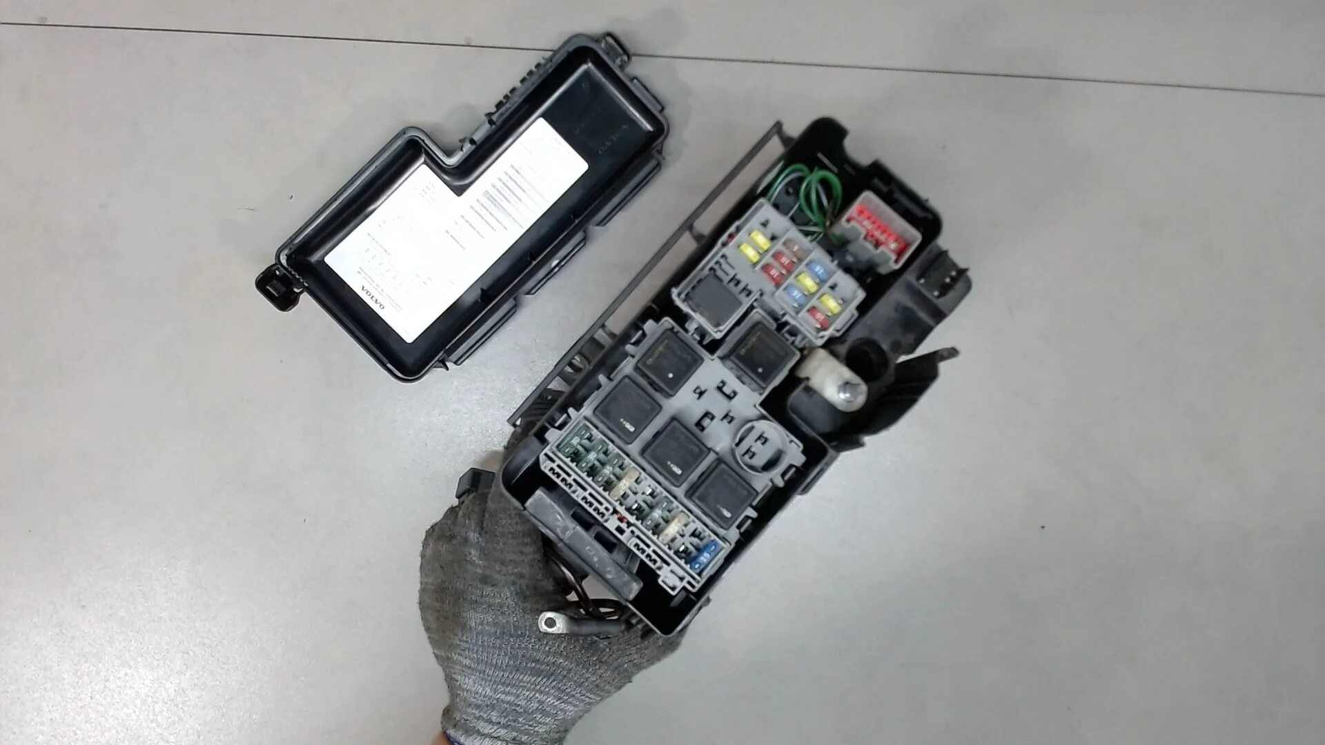 Блоки предохранителей хс90. Volvo xc90 2004 блок реле. Блоки предохранителей хс90. Предохранитель прикуривателя вольво xc90. Блок предохранителей volvo xv 90.