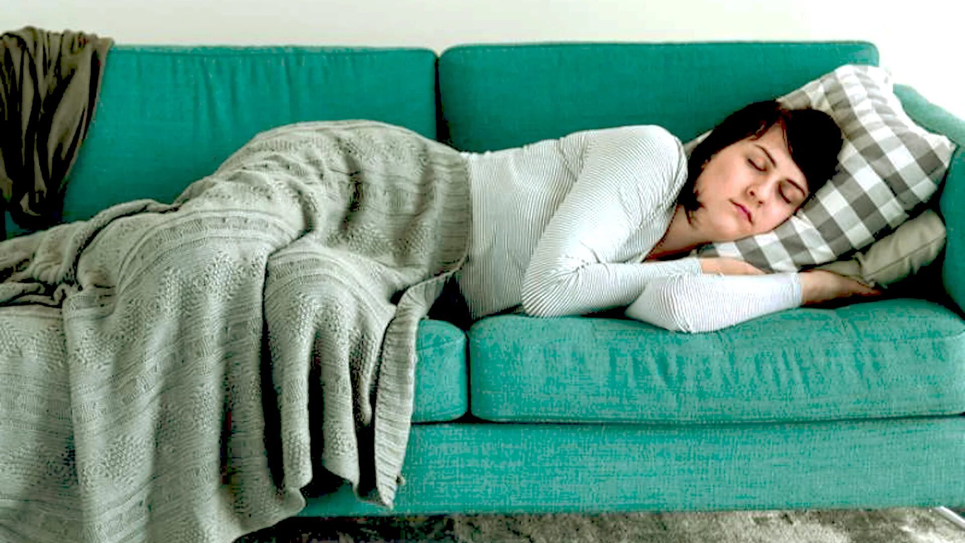 Женщина лежит на диване. Женщина уснула на диване. Спящие девушки на диване