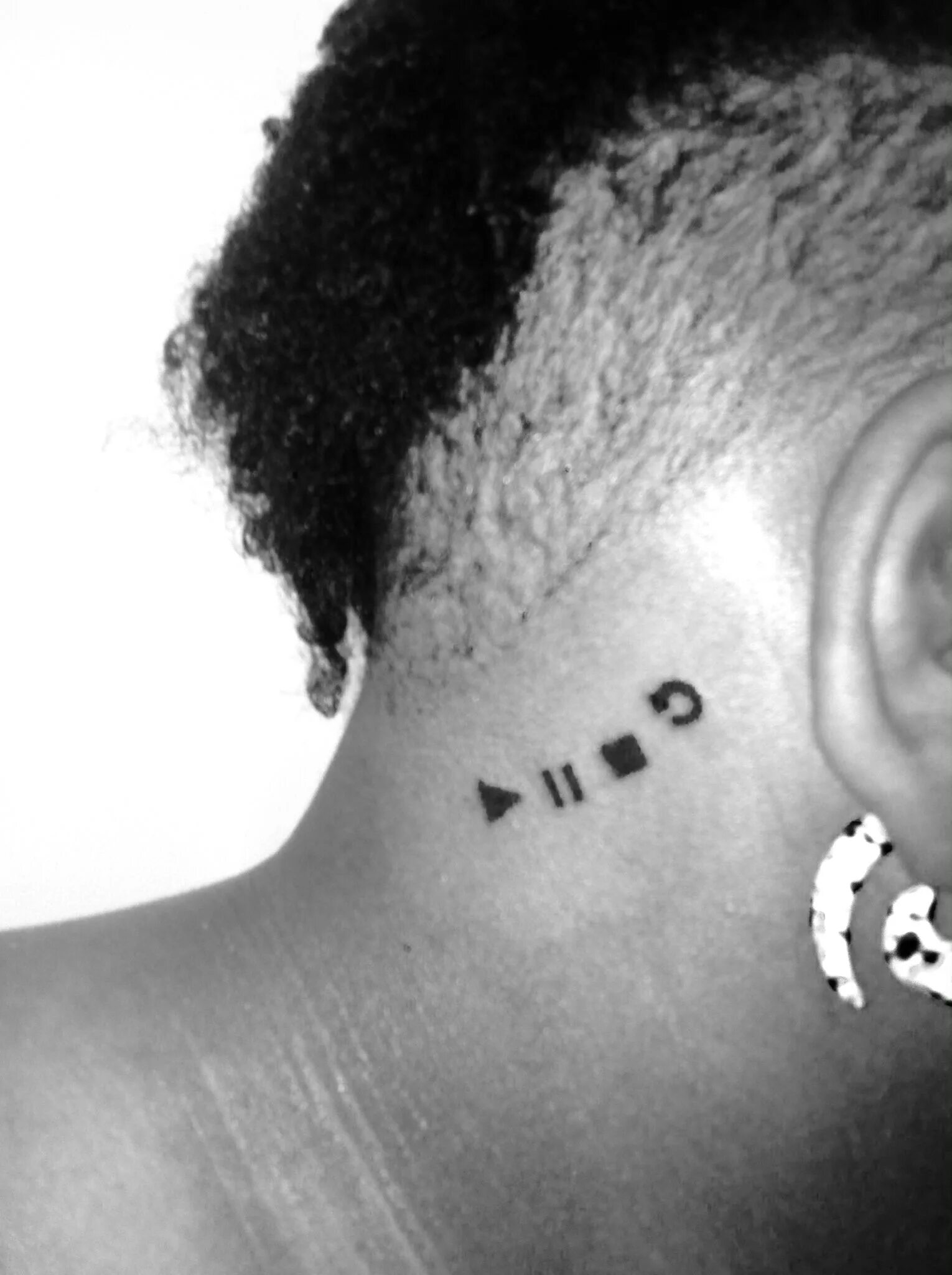 Тату проигрыватель на запястье. Кнопка плей тату. Татуировка плей. Tattoo play. Tattoo play.