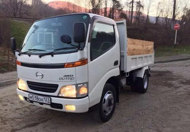 Hino Dutro 4wd. Хино Дутро 4 ВД. Hino - 4wd самосвал 5 т. Хино 300 самосвал. Купить японский грузовик до 3