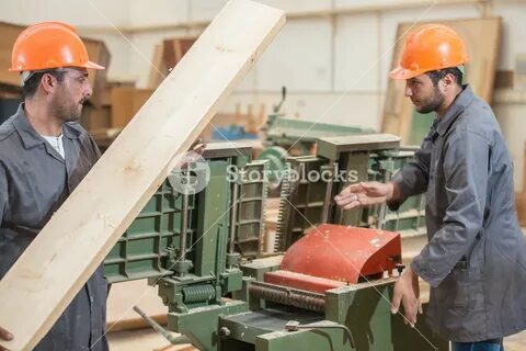 Рабочий деревообрабатывающего предприятия