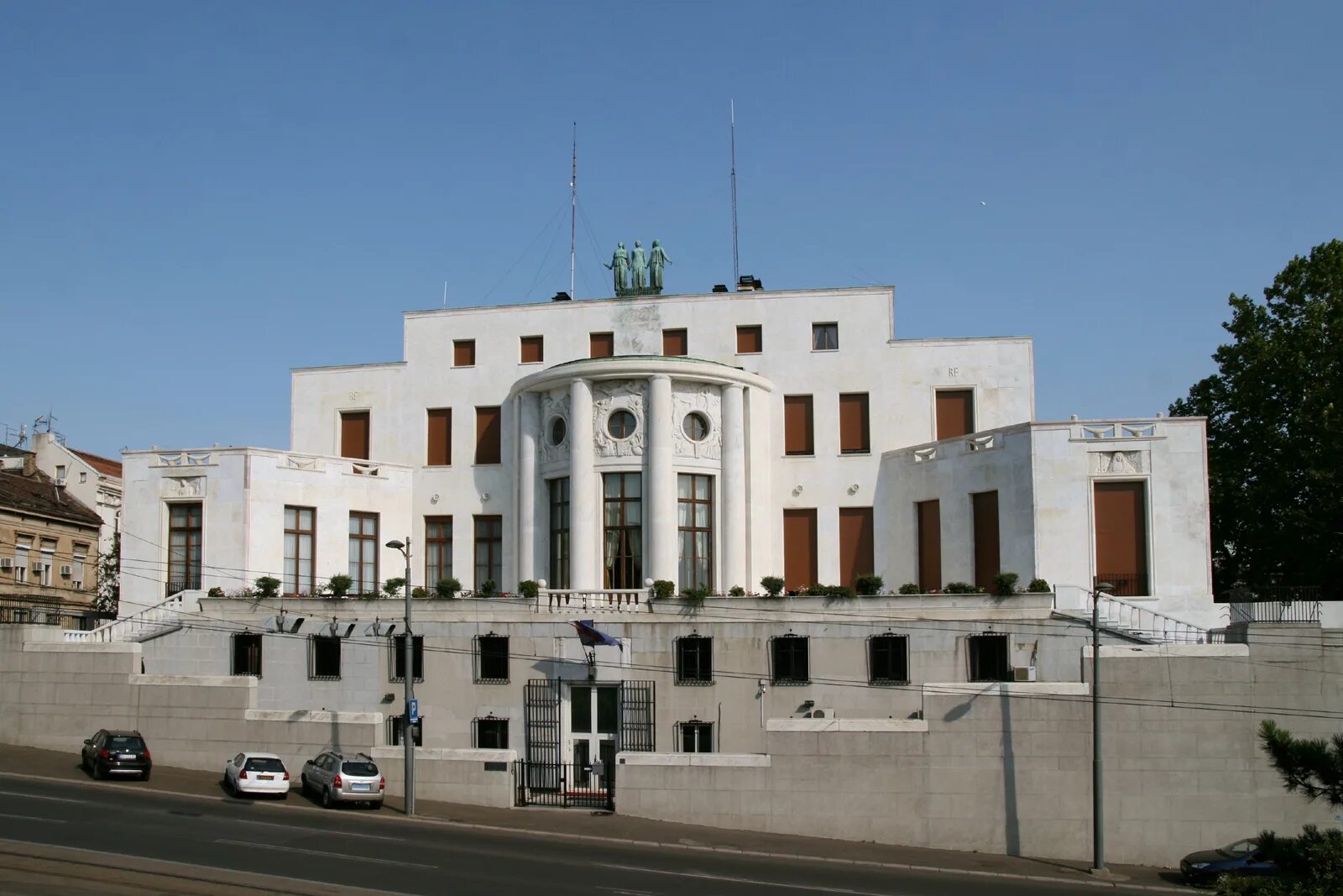 Ambassade france. Ambassade de la русский. 16 аррондисман в париже. Посольство сша в париже. Пространство ambassade абрекская 8.