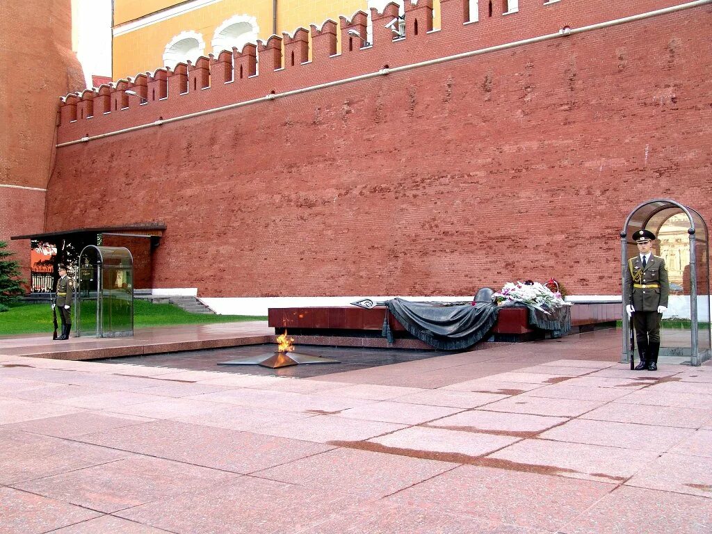 Что находится в могиле неизвестного солдата. Мемориал неизвестного солдата у кремлевской стены в москве. александровский сад москва вечный огонь. александровский сад москва могила неизвестного солдата. могила неизвестного солдата в александровском саду.