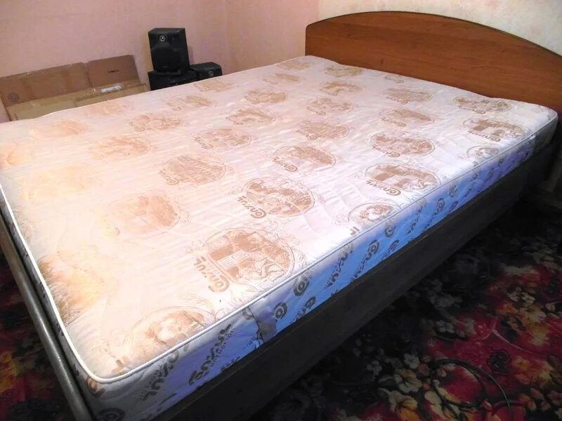 Продаже кровать б у. Кровать двуспальная б/у. Двухспальная кровать б/у. Двуспальный матрас б/у. Двуспальная кровать с матрасом даром.