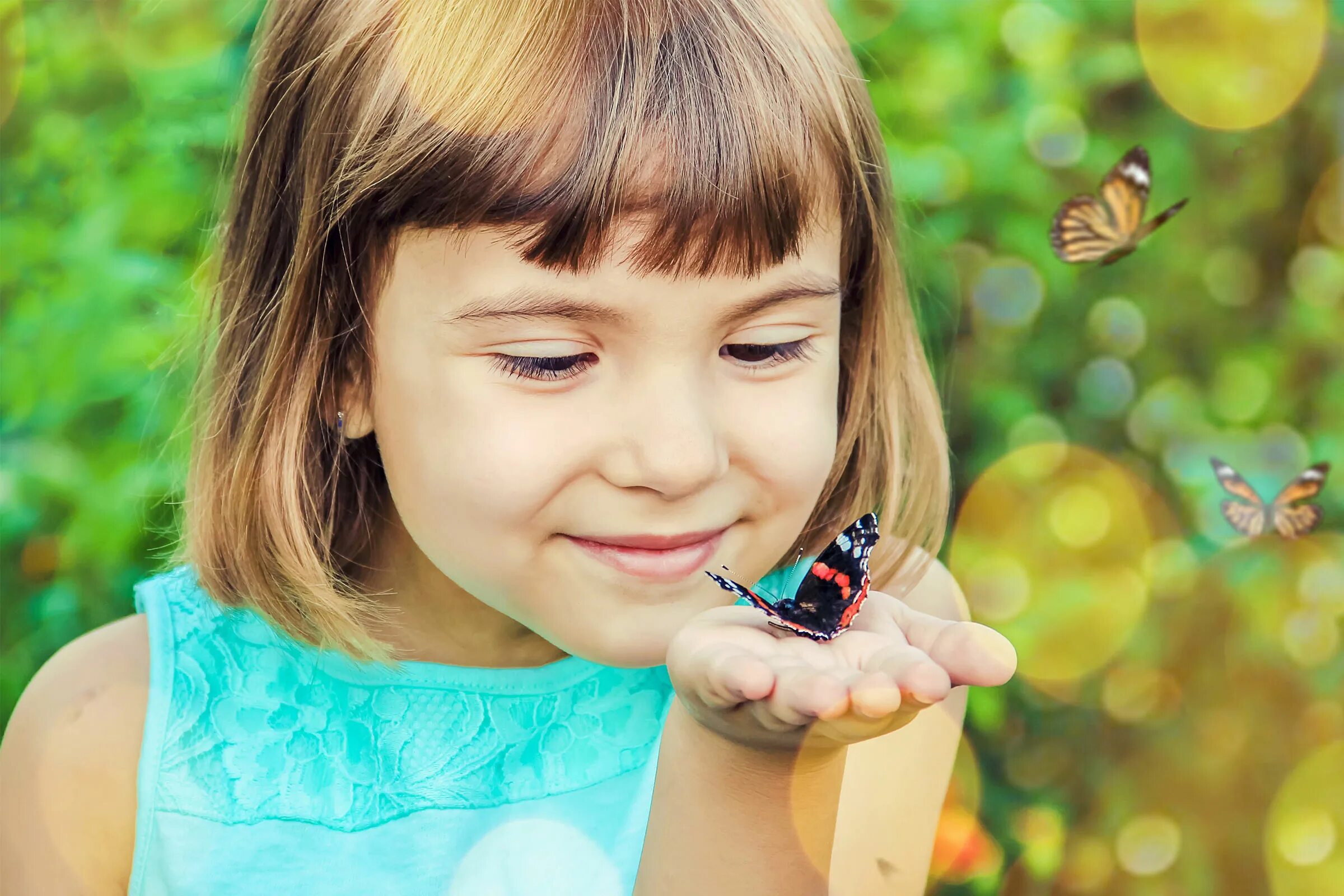 Child focus. Девочка с бабочкой. Маленькая девочка с бабочкой. Фотосессия с бабочками дети.