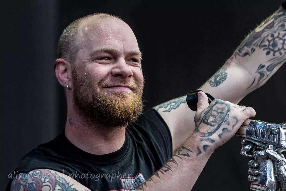 Ivan moody 2020. Five finger death punch вокалист. Five finger death punch айвен муди. Ivan moody. Солист группы ffdp.