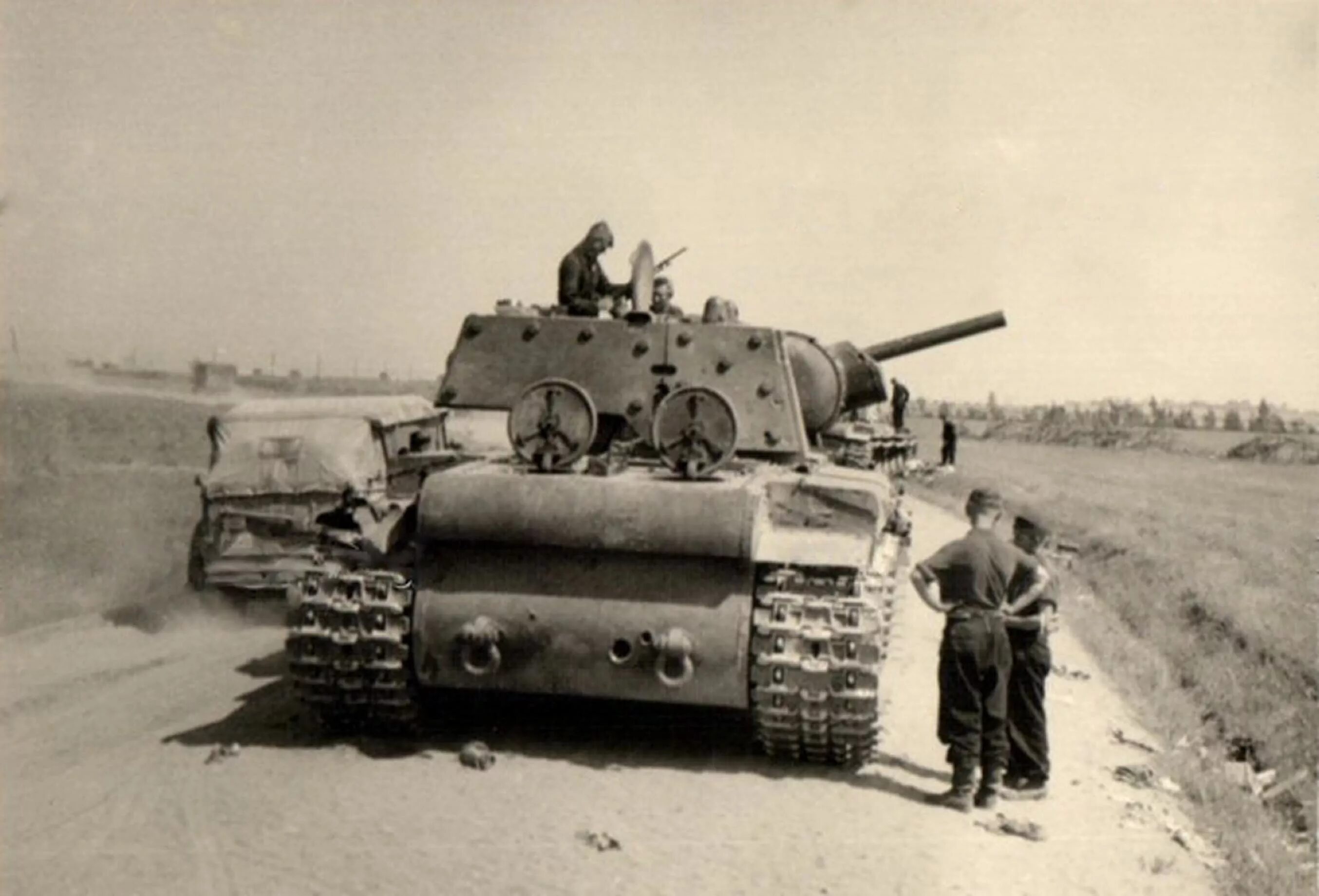 Какие танки были в начале войны. Танк кв-1 ВОВ. Кв 1 во второй мировой войне. Кв-2 танк ВОВ. Танк кв-1 1945.