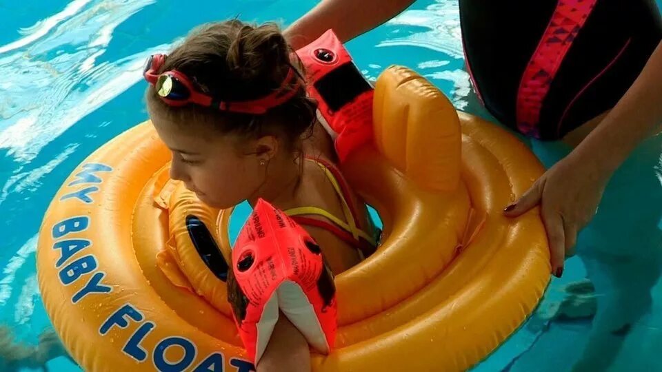 Жилет-круг надувной. 59642 intex. Что лучше круг или нарукавники. Intex swim ring. Жилет надувной bestway.