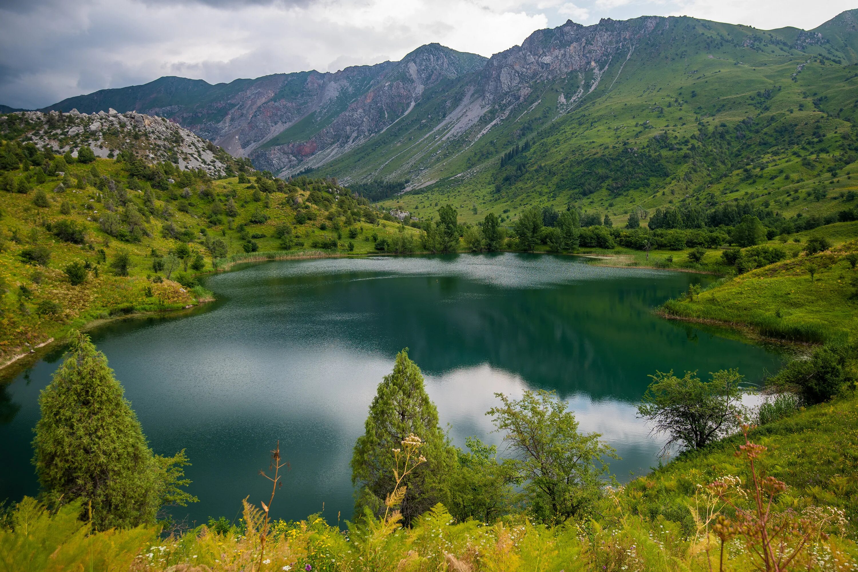 Горы возле озера. Озеро Буландуколь. Sary-Chelek Lake. Холодное озеро. Киргизия горы озеро в горах.