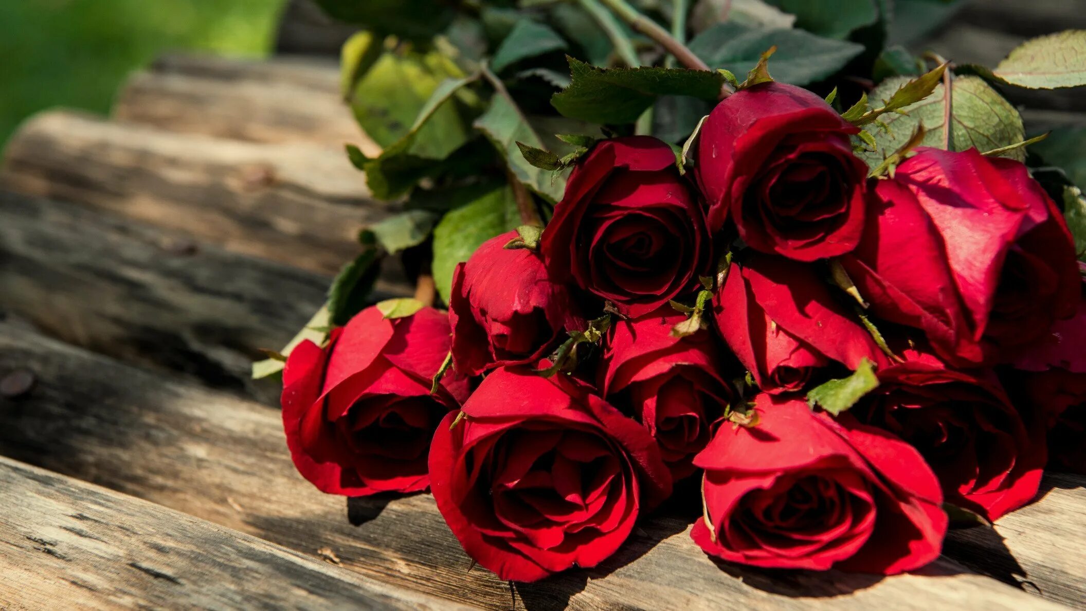 Шикарный букет красных роз. Шикарные бордовые розы.