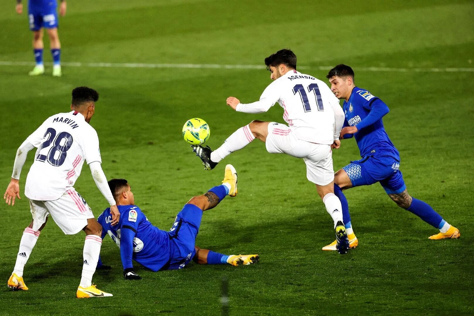 Счет барселона хетафе. Хетафе Реал Мадрид. Реал Хетафе 2-0. Real Madrid vs Getafe. Удар по воротам.