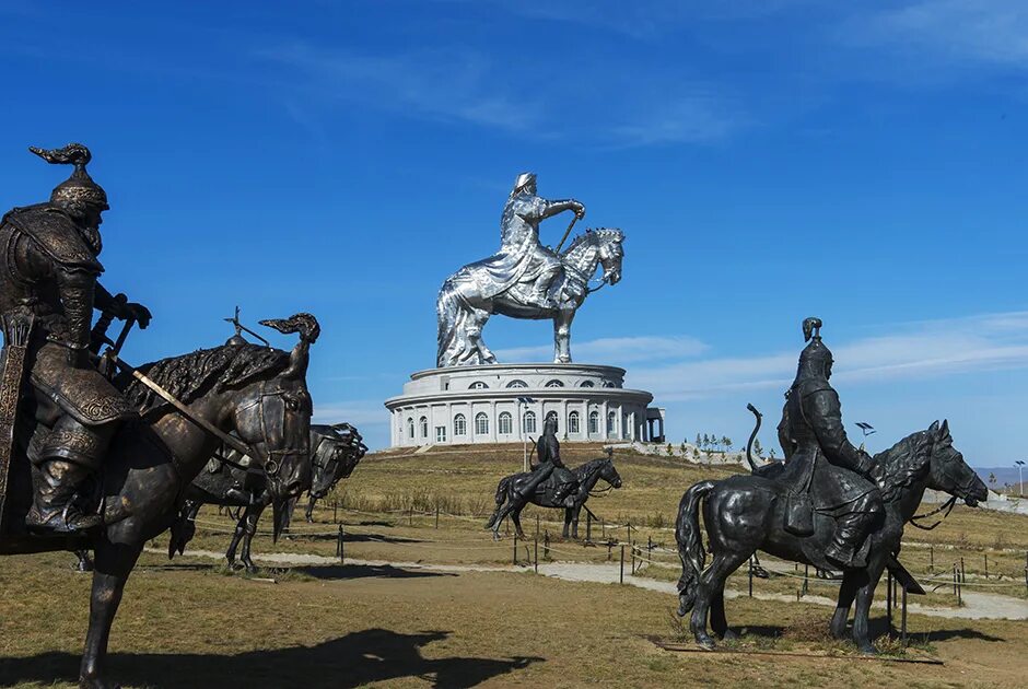 Владение великого хана. Статуя Чингисхана в Монголии. Памятник Чингисхану в Монголии. Конная статуя Чингисхана. Памятник Чингисхану в Казахстане.