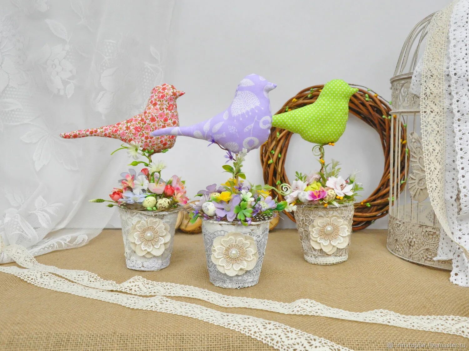 подача блюд в горшочках. горшок с птичкой. птица в горшочке. кашпо птицы идеи. керамика горшок с птичкой.