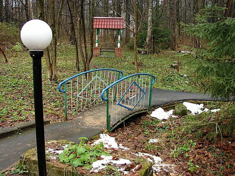 Писательский городок. Писательский городок в Переделкино. Родник в Переделкино. Резиденция писателей Переделкино. Сквер Пастернака в Переделкино.