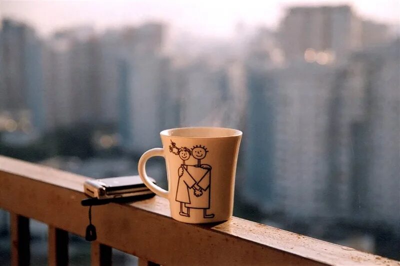 утро девушка. раннее утро кофе. завтрак с цветами. раннее утро кофе. стильный завтрак.