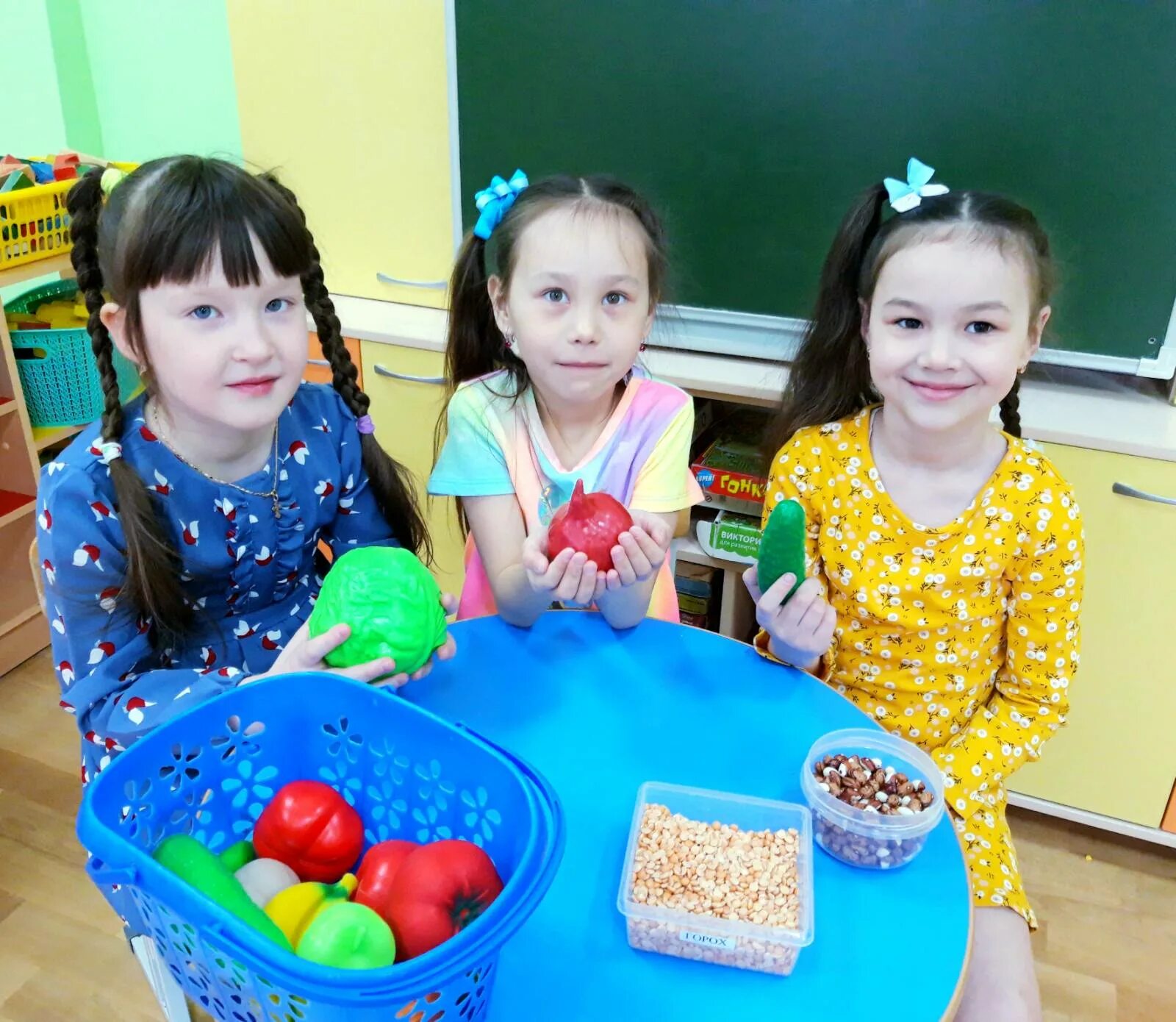 Овощи и фрукты для детей. Овощи как в детском саду. Осенняя выставка из овощей. Праздник овощей в детском саду. Рисование овощами в детском саду.