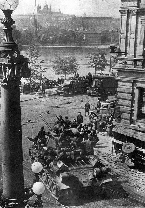 Освобождение праги советскими войсками 1945 года. Чехословакия 1944 год. Освобождение праги 1945. Пражская операция 1945. Пражская операция 1945 освобождение чехословакии.