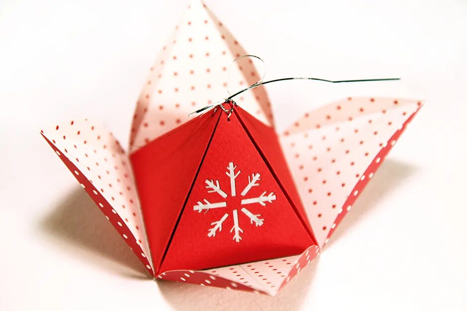 Подарки оригами своими руками. Подарочная коробочка из бумаги. Подарочная упаковка своими руками. Треугольная подарочная коробка. Оригами подарок.