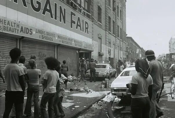 Блэкаут 1977 года в нью-йорке. 13 июля 1977 года в нью-йорке. 1977 год америка. Америка 1977 год. Блэкаут 1977 года в нью-йорке.
