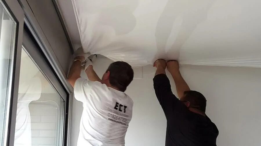 Натяжные потолки реклама. Натяжные потолки плюсы и минусы. Минусы натяжных потолков. Минусы натяжных потолков. Подвесной потолок с натяжным потолком.